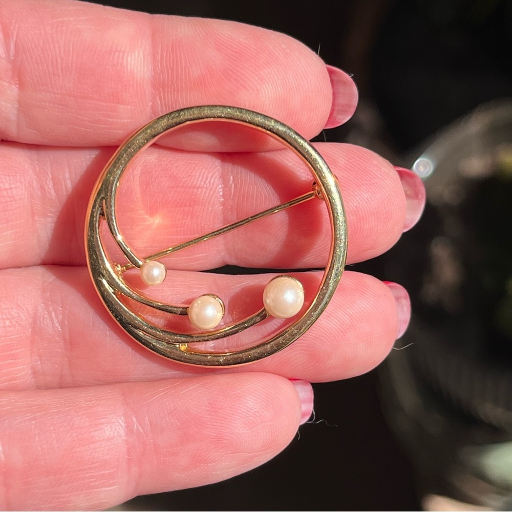Vintage Monet Gold Tone Circle Pin Brooch with Faux Pearls